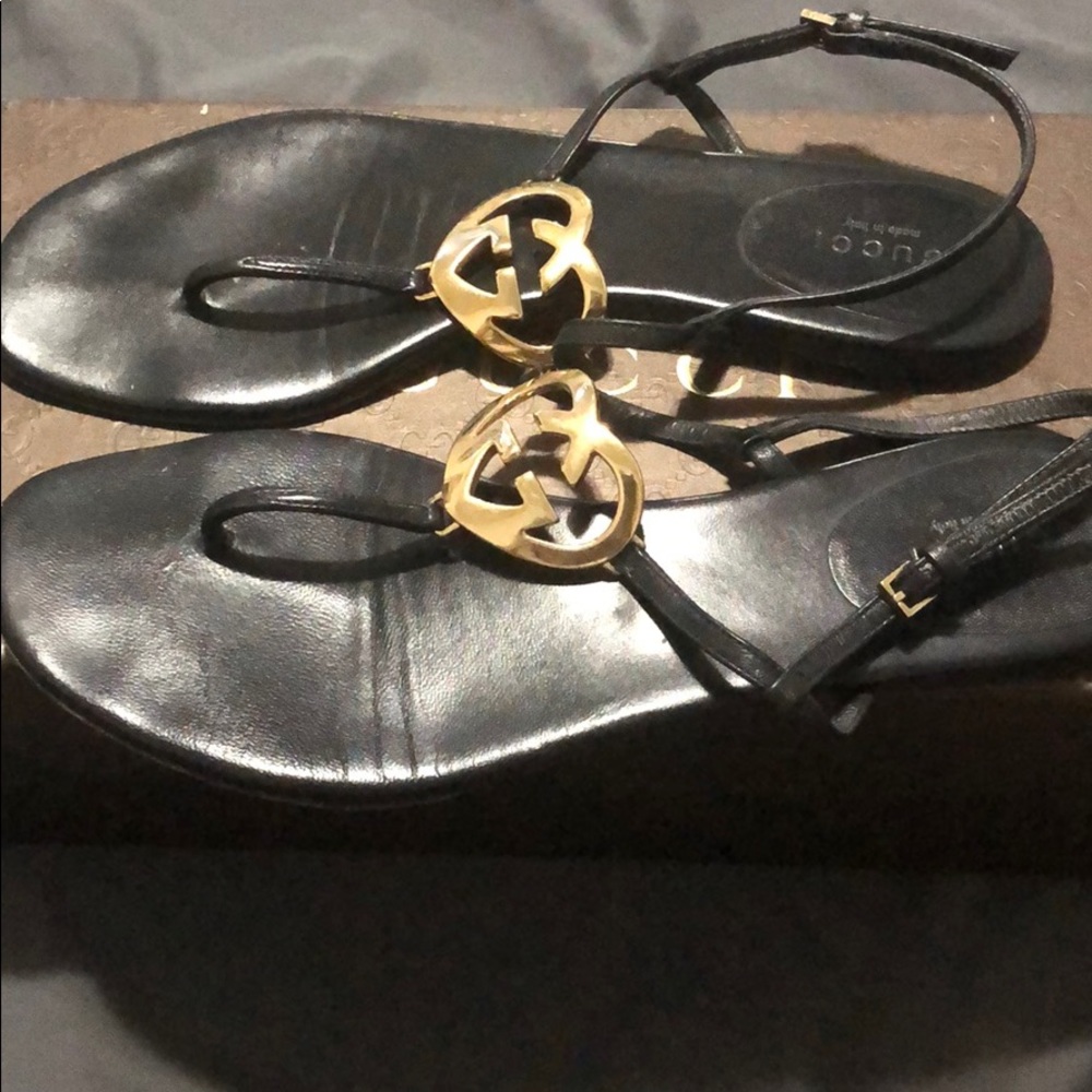 Women Gucci thong flats
